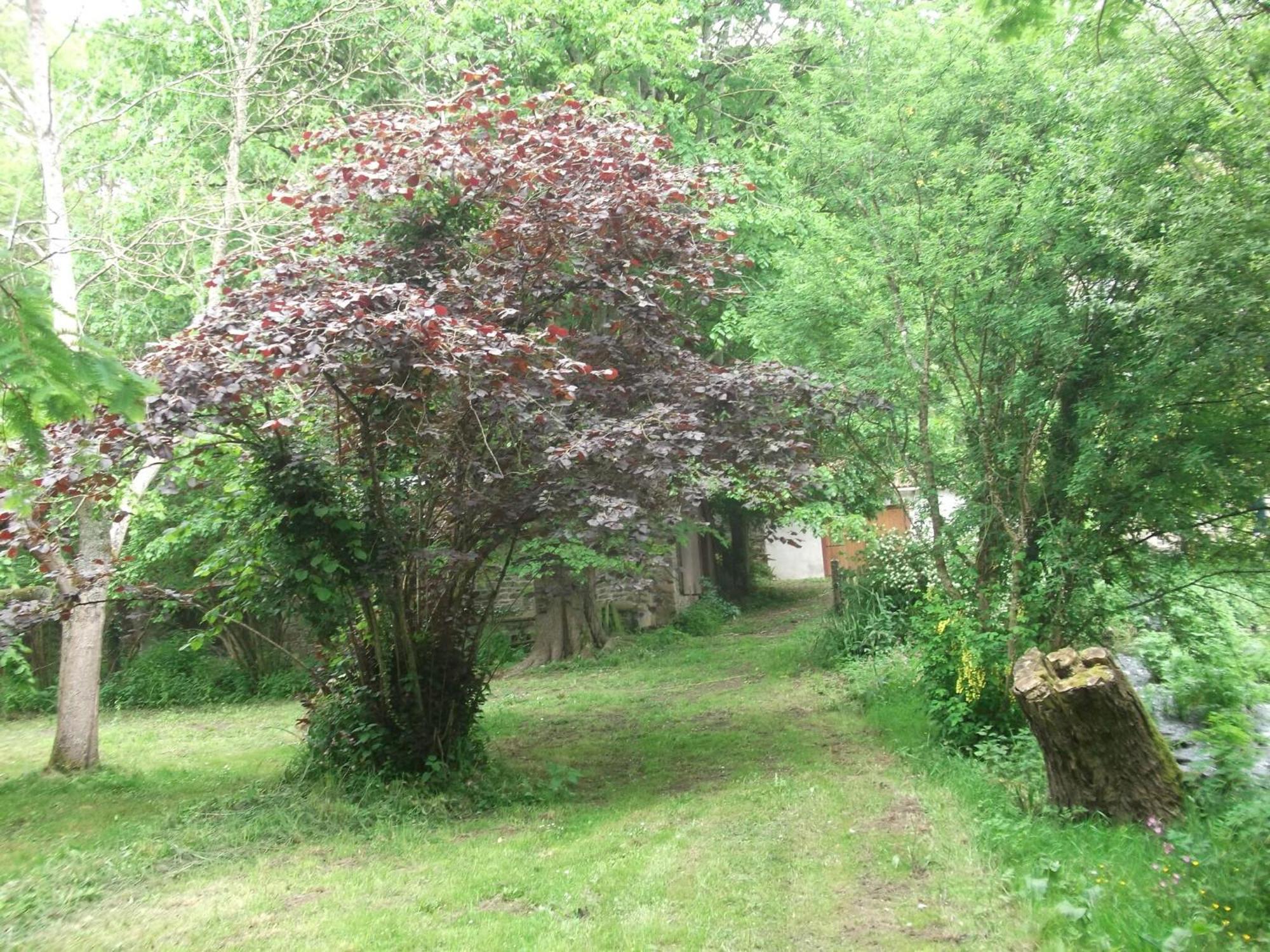 Superb Holiday Home With Private Garden Yvias Экстерьер фото