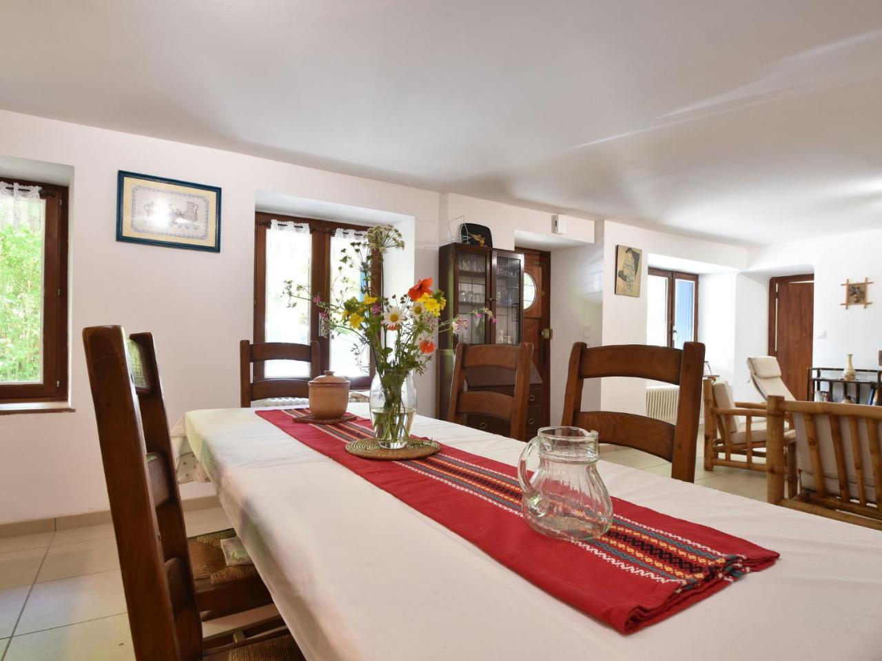Superb Holiday Home With Private Garden Yvias Экстерьер фото