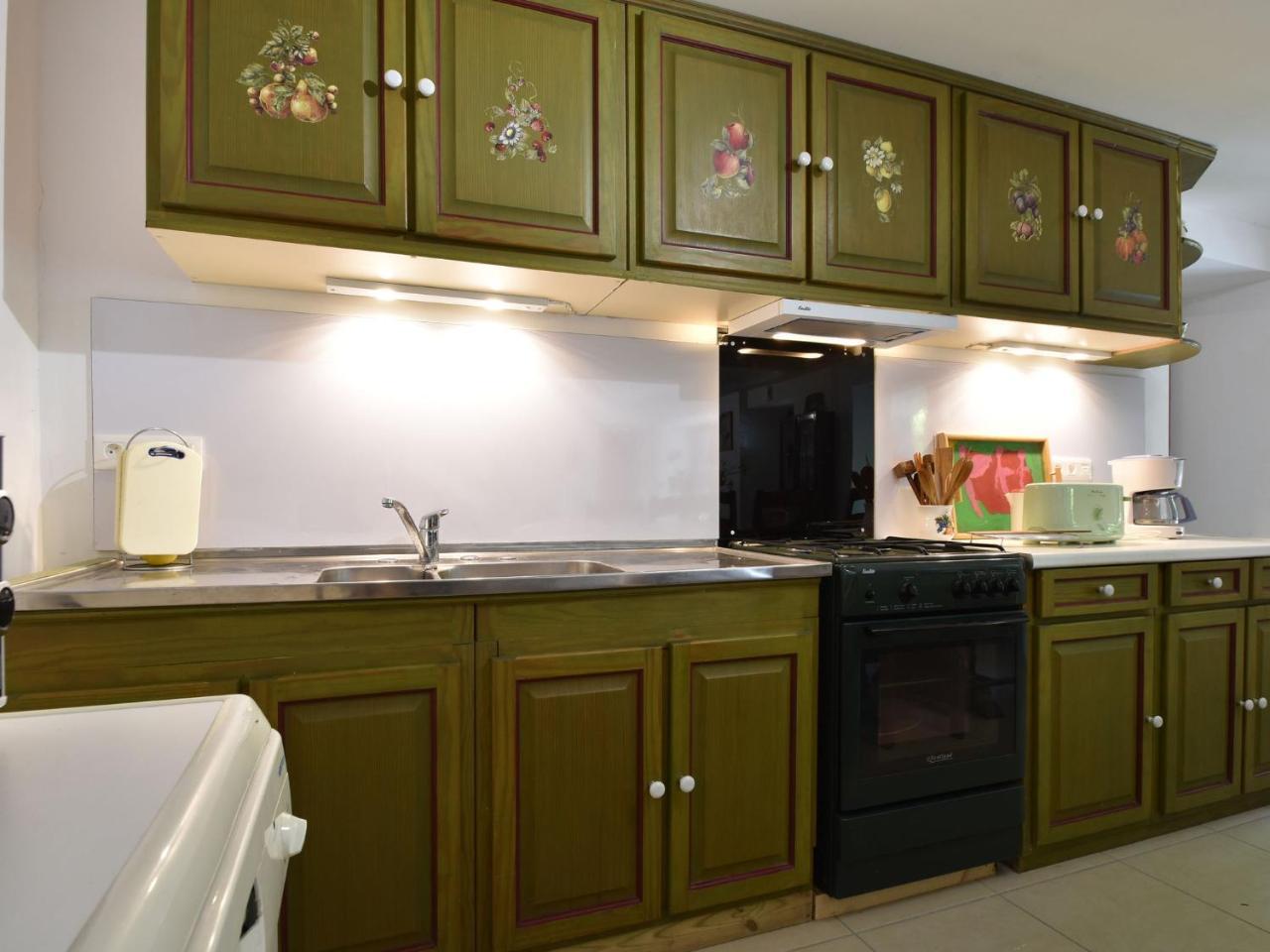 Superb Holiday Home With Private Garden Yvias Экстерьер фото